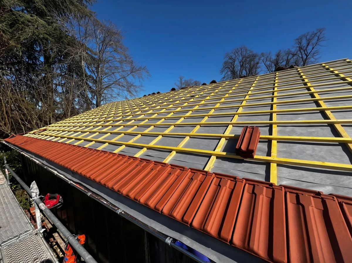 Chantier de rénovation de couverture : écran de sous-toiture et liteaux avant la pose des tuiles