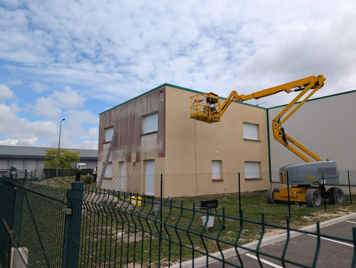 Nettoyage de la façade depuis une nacelle