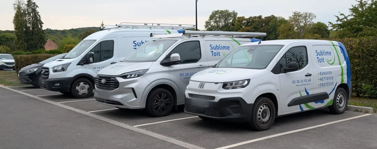 Les trois utilitaires Sublime Toit stationnés avant une intervention