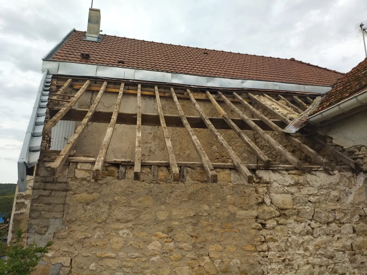 Structure de la toiture visible après la dépose des tuiles